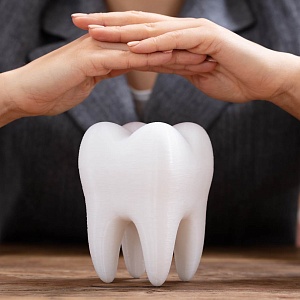 Что делать, если выпадают зубы: причины и лечение