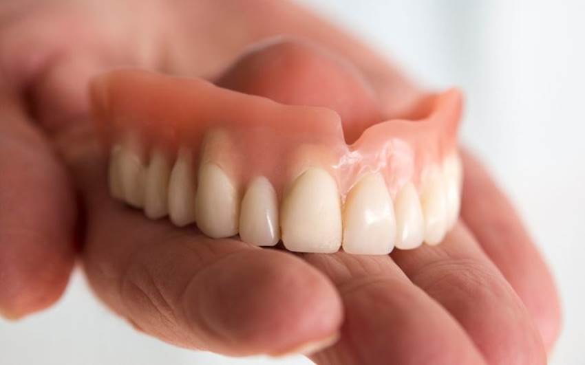 Причины, почему натирает зубной протез