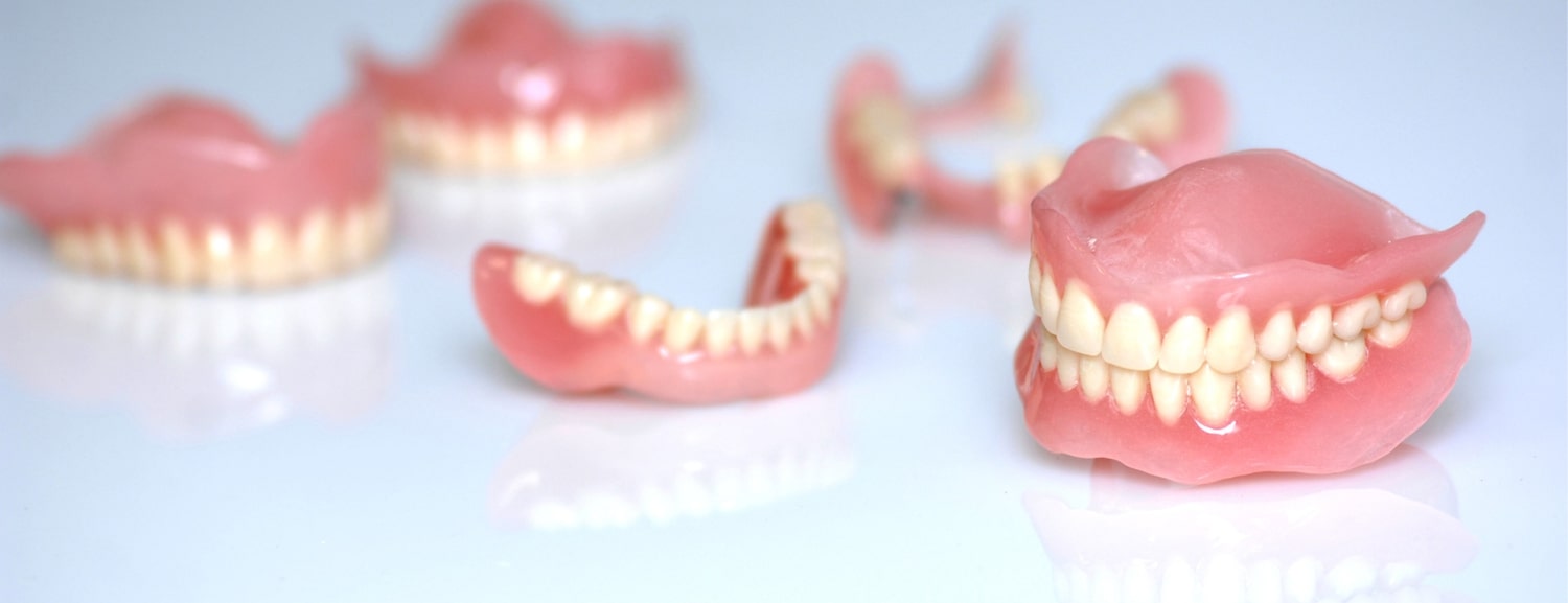 Съемное и несъемное протезирование при полном отсутствии зубов: в чем отличие