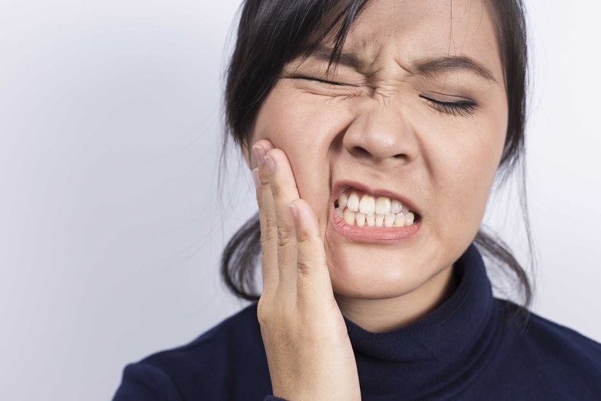 Почему у беременных болят зубы?