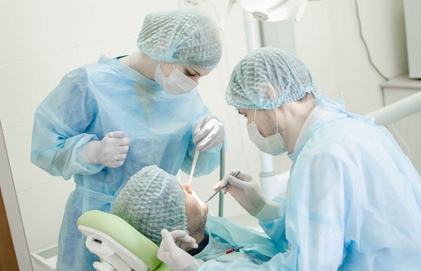 Чем занимается врач стоматолог-имплантолог