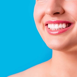 Темные пятна на зубах: причины появления и способы избавиться