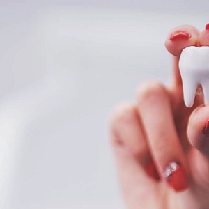 Почему выпадают зубы у взрослого человека: симптомы и лечение