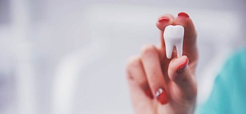 Почему выпадают зубы у взрослого человека: симптомы и лечение