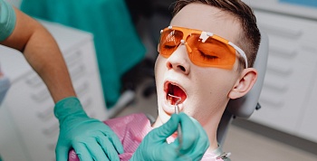 Сколько времени занимает имплантация зубов