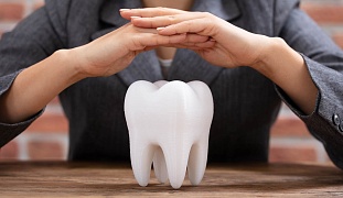Что делать, если выпадают зубы: причины и лечение